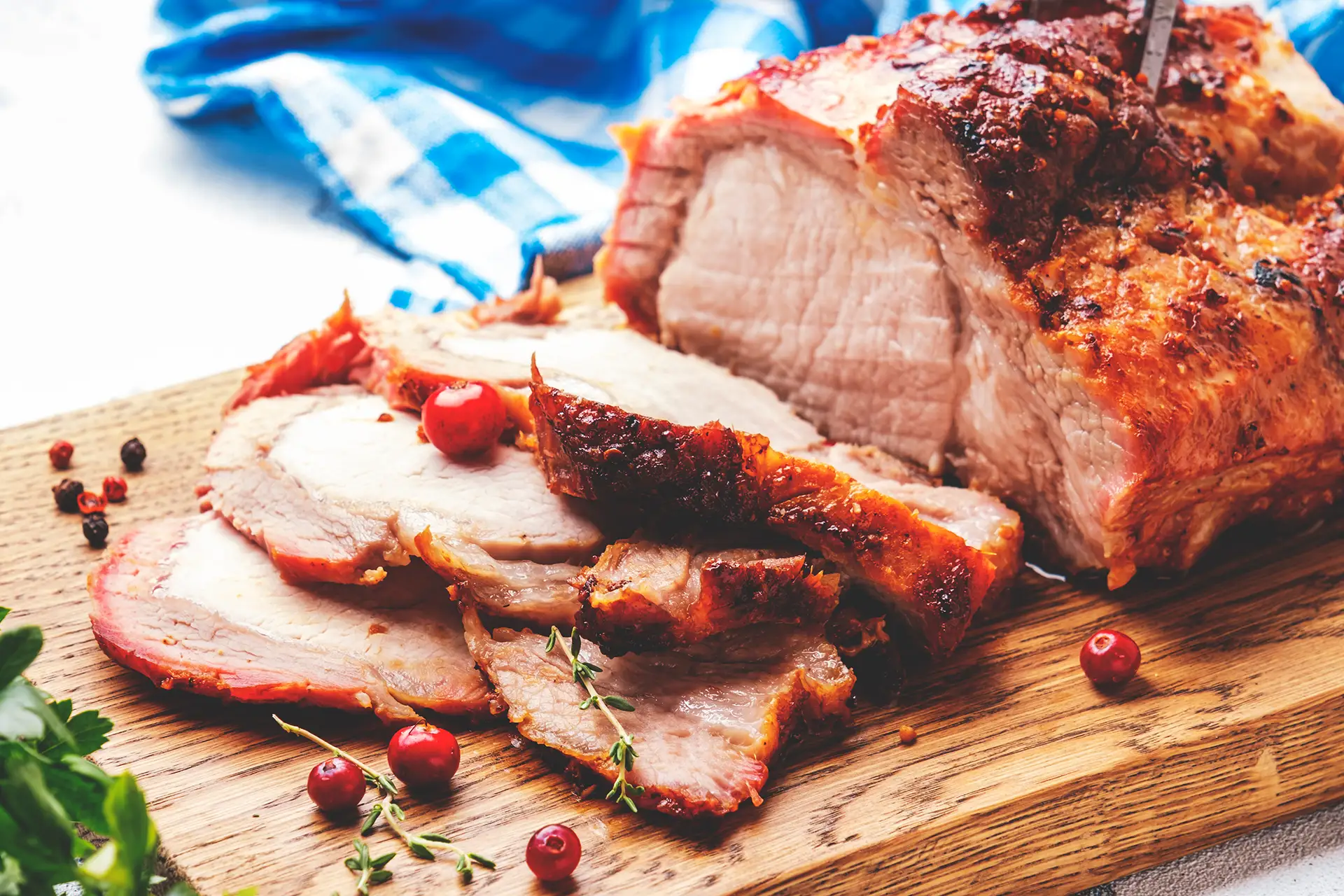 Schweinebraten auf einen Brett