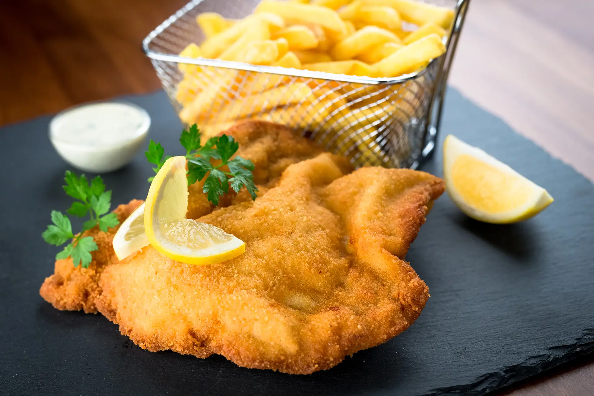 Wiener Schnitzel mit Pommes und einer Zitrone
